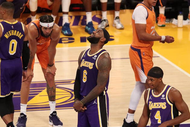 October 22, 2021, Los Angeles, California, USA: Lakers LeBron James checks the Jumbo Tron for the replay of a foul call against him during the contest as the host Los Angeles Lakers fall to the visiting Phoenix Suns 105-115 on Friday, October 22, 2021 at The Staples Center in Los Angeles, California. PI Los Angeles USA - ZUMAp124 20211022_zaa_p124_016 Copyright: xBURTxHARRISx