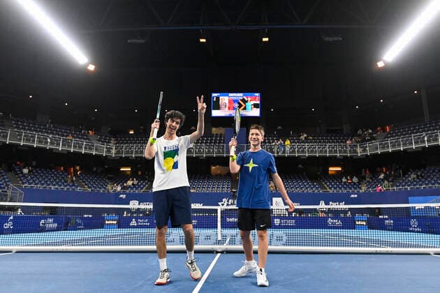 Tennis Freestyler Stefan Bojic shares a lesson with the ball kids during the European Open Tennis ATP, Tennis Herren tournament, in Antwerp, Saturday 23 October 2021. LAURIExDIEFFEMBACQ  x3121579x