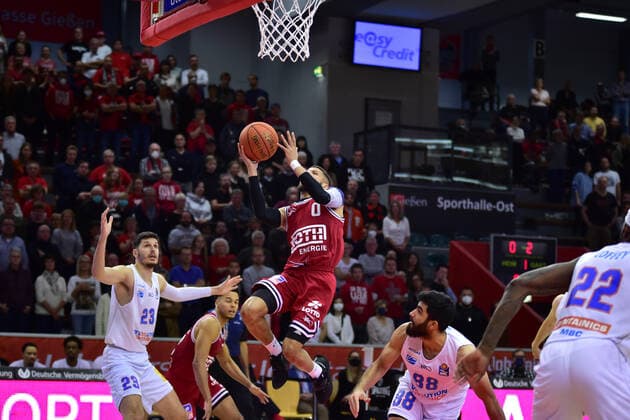 23 10 2021, xbrx, Basketball BBL Bundesliga, Giessen 46ers SYNTAINICS MBC emspor, v l attack, on offense, basket shot, McCullum, Kendale 0 Giessen 46ers Giessen.