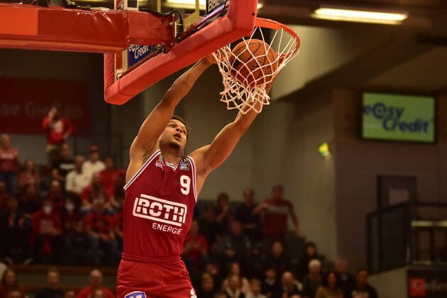 23 10 2021, xbrx, Basketball BBL Bundesliga, Giessen 46ers SYNTAINICS MBC emspor, v l dunking, Begue, Maximilian 9 Giessen 46ers Giessen.