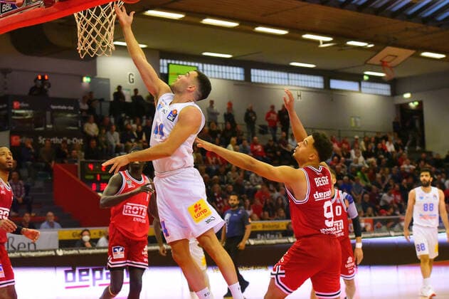 v l , Nikola Rebic Syntainics MBC , Maximilian Begue Giessen 46ers GER, Basketball BBL, JobStairs Giessen 46ers vs Syntainics MBC 23 10 2021 Giessen Copyright: xEibnerxPressefotox xRalphxLehmbergx