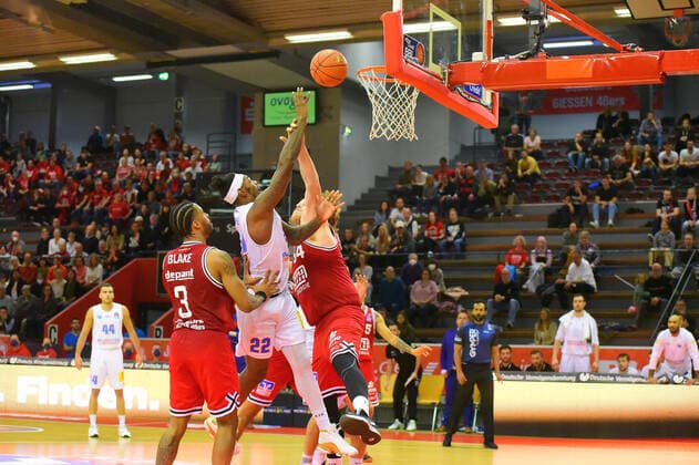 v l , Chris Coffey Syntainics MBC , John Bryant Giessen 46ers GER, Basketball BBL, JobStairs Giessen 46ers vs Syntainics MBC 23 10 2021 Giessen. Copyright: xEibnerxPressefotox xRalphxLehmbergx