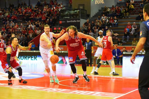 v l , Johannes Richter Syntainics MBC , John Bryant Giessen 46ers GER, Basketball BBL, JobStairs Giessen 46ers vs Syntainics MBC 23 10 2021 Giessen. Copyright: xEibnerxPressefotox xRalphxLehmbergx