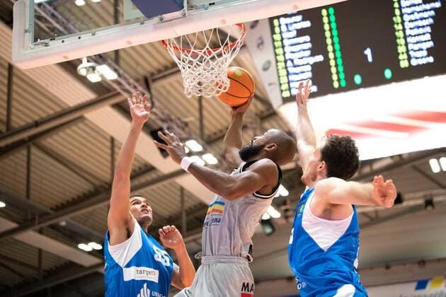 BARMER 2 Basketball Bundesliga ProA Saison 2021 2022 Spieltag 6 am 23 10 2021 Medipolis SC Jena vs UNI Baskets Paderborn center Brandon Thomas Jena at the basket against left Brad Thomas Greene Paderborn Sparkassen Arena