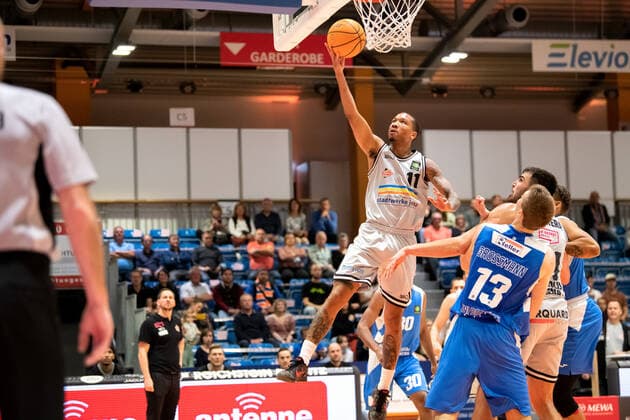 BARMER 2 Basketball Bundesliga ProA Saison 2021 2022 Spieltag 6 am 23 10 2021 Medipolis SC Jena vs UNI Baskets Paderborn Mitte Rayshawn Simmons Jena beim Korbleger Sparkassen Arena