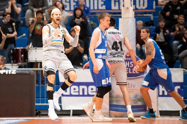 BARMER 2 Basketball Bundesliga ProA Season 2021 2022 Matchday 6 on 23 10 2021 Medipolis SC Jena vs UNI Baskets Paderborn Left Nico Brauner Jena cheering Sparkassen Arena