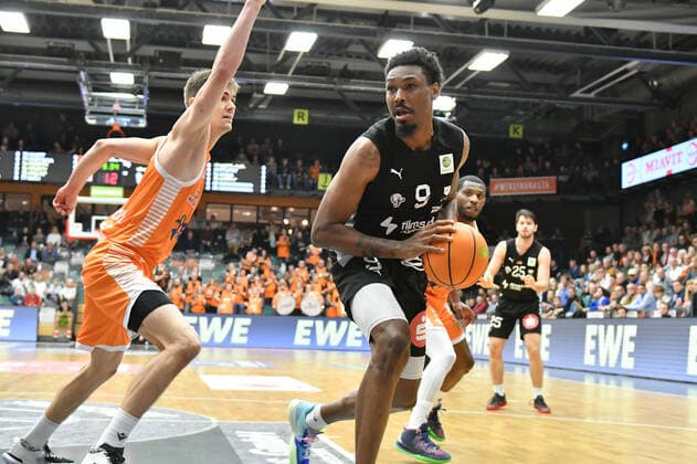 Price Nuernberg Falcons BC 9 with Joschka Ferner Rasta Vechta 9 Basketball, BARMER 2 Basketball Bundesliga, RASTA Vechta Nuernberg Falcons BC, 23 10 2021, 6 Spieltag, Rasta Dome Vechta Copyright: xWenzel Eibner-Pressefotox RVA