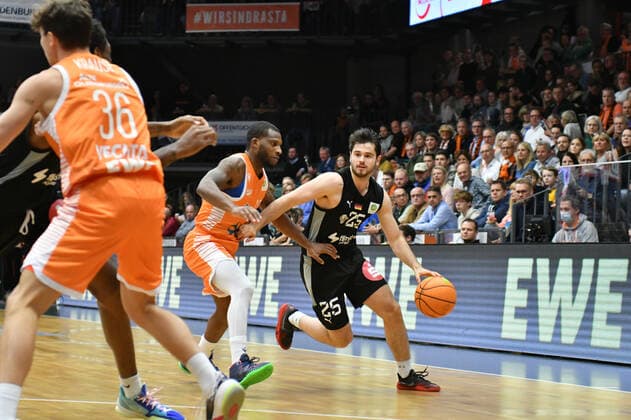 Tim Koepple Nuernberg Falcons BC 25 vs James Washington Rasta Vechta 15 Basketball, BARMER 2 Basketball Bundesliga, RASTA Vechta Nuernberg Falcons BC, 23 10 2021, 6 Spieltag, Rasta Dome Vechta Copyright: xWenzel Eibner-Pressefotox RVA