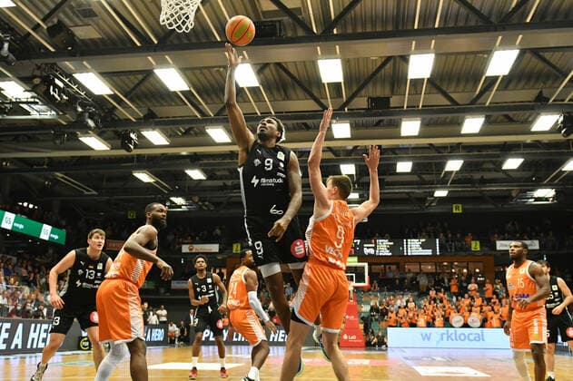 Price Nuernberg Falcons BC 9 against Joschka Ferner Rasta Vechta 9 Basketball, BARMER 2 Basketball Bundesliga, RASTA Vechta Nuernberg Falcons BC, 23 10 2021, Matchday 6, Rasta Dome Vechta Copyright: xWenzel Eibner-Pressefotox RVA