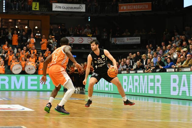 Tim Koepple Nuernberg Falcons BC 25 vs James Washington Rasta Vechta 15 Basketball, BARMER 2 Basketball Bundesliga, RASTA Vechta Nuernberg Falcons BC, 23 10 2021, 6 Spieltag, Rasta Dome Vechta Copyright: xWenzel Eibner-Pressefotox RVA