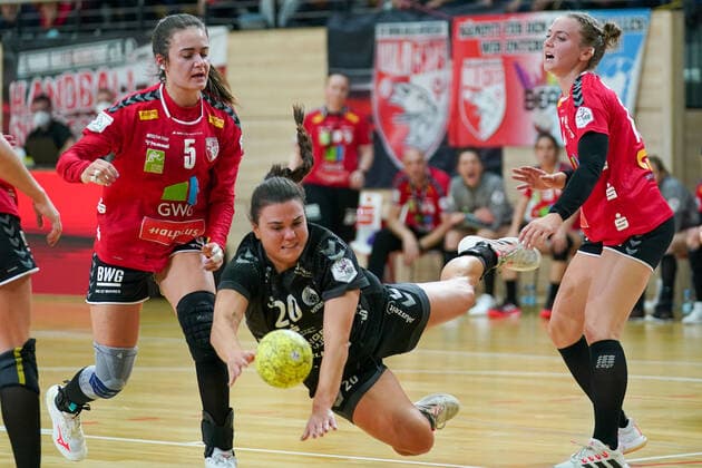 Sport Themen der Woche KW42 Sport Bilder des Tages GER, Handball Frauen, 1. Bundesliga, 6. Spieltag, 2021 2022, SV Union Halle-Neustadt - HSG Bad Wildungen Vipers, 23.10.2021, vl.: Edita Nukovic (Halle, 5), Maxime Struijs (Vipers, 20), Swantje Heimburg (Halle, 13). GER, Handball Frauen, 1. Bundesliga, 6. Spieltag, 2021 2022, SV Union Halle-Neustadt - HSG Bad Wildungen Vipers, 23.10.2021, Halle *** GER, Handball Women, 1 Bundesliga, 6 Matchday, 2021 2022, SV Union Halle Neustadt HSG Bad Wildungen Vipers, 23 10 2021, vl Edita Nukovic Halle, 5 , Maxime Struijs Vipers, 20 , Swantje Heimburg Halle, 13 GER, Handball Women, 1 Bundesliga, 6 Matchday, 2021 2022, SV Union Halle Neustadt HSG Bad Wildungen Vipers, 23 10 2021, Halle Copyright: xSchulz Eibner-Pressefotox ep_eer