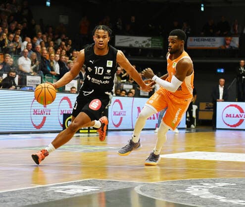 Evan Taylor Nuernberg Falcons BC 10 with Josh Young Rasta Vechta 8 Basketball, BARMER 2 Basketball Bundesliga, RASTA Vechta Nuernberg Falcons BC, 23 10 2021, 6 Spieltag, Rasta Dome Vechta Copyright: xWenzel Eibner-Pressefotox RVA