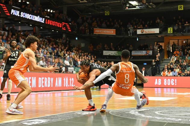 Evan Taylor Nuernberg Falcons BC 10 vs Josh Young Rasta Vechta 8 Basketball, BARMER 2 Basketball Bundesliga, RASTA Vechta Nuernberg Falcons BC, 23 10 2021, 6 Spieltag, Rasta Dome Vechta Copyright: xWenzel Eibner-Pressefotox RVA