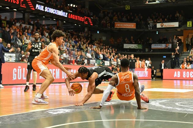 Evan Taylor Nuernberg Falcons BC 10 vs Josh Young Rasta Vechta 8 Basketball, BARMER 2 Basketball Bundesliga, RASTA Vechta Nuernberg Falcons BC, 23 10 2021, 6 Spieltag, Rasta Dome Vechta Copyright: xWenzel Eibner-Pressefotox RVA