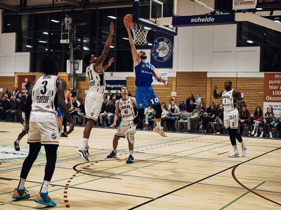 Ferdinand Zylka 10 PS Karlsruhe LIONS , Yasin Kolo 17 Itzehoe Eagles , Vance Antwann Johnson 3 Itzehoe Eagles , jump, basket shot, attack Itzehoe Eagles vs Ps Karlsruhe Lions, ProA, 2 Barmer, Basketball, Bundesliga, Sporthalle Itzehoe, Brokdorf, BBL, Spielzeit 2021 2022, 6 Spieltag, 23 10 2021 Foto EIBNER Stephanie Zerbe Itzehoe Eagles vs PS Karlsruhe Lions, ProA, 2 Barmer, Basketball, Bundesliga, Brokdorf, Itzehoe, BBL, Spielzeit 2021 2022, 6 Spieltag, 23 10 2021 Brokdorf Copyright: xStephaniexZerbe xEibner-Pressefox EP_SZE