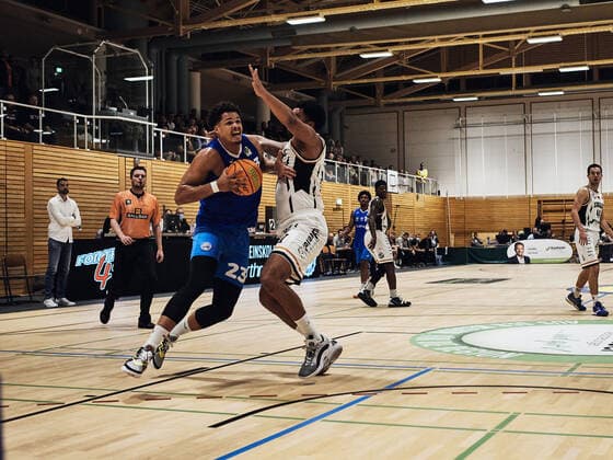 Maurice Marko Pluskota 23 PS Karlsruhe LIONS Captain, Attack Itzehoe Eagles vs Ps Karlsruhe Lions, ProA, 2 Barmer, Basketball, Bundesliga, Sporthalle Itzehoe, Brokdorf, BBL, Spielzeit 2021 2022, 6 Spieltag, 23 10 2021 Foto EIBNER Stephanie Zerbe Itzehoe Eagles vs PS Karlsruhe Lions, ProA, 2 Barmer, Basketball, Bundesliga, Brokdorf, Itzehoe, BBL, Spielzeit 2021 2022, 6 Spieltag, 23 10 2021 Brokdorf Copyright: xStephaniexZerbe xEibner-Pressefox EP_SZE