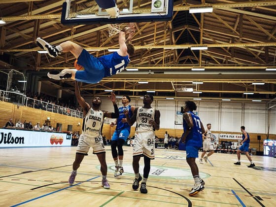 Stanley Mace Whittaker jr 11 hp Karlsruhe LIONS , Leon Anthony Behrend 15 hp Karlsruhe LIONS , Jaleel Hooper 23 Itzehoe Eagles , Juvaris K Hayes 0 Itzehoe Eagles , punkt, Korbwurf, Wurf, punkt, Sprung Itzehoe Eagles vs Ps Karlsruhe Lions, ProA, 2 Barmer, Basketball, Bundesliga, Sporthalle Itzehoe, Brokdorf, BBL, Spielzeit 2021 2022, 6 Spieltag, 23 10 2021 Foto EIBNER Stephanie Zerbe Itzehoe Eagles vs PS Karlsruhe Lions, ProA, 2 Barmer, Basketball, Bundesliga, Brokdorf, Itzehoe, BBL, Spielzeit 2021 2022, 6 Spieltag, 23 10 2021 Brokdorf Copyright: xStephaniexZerbe xEibner-Pressefox EP_SZE