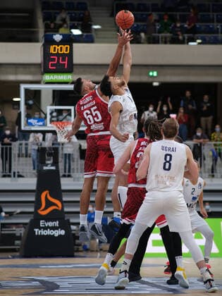 Tip Off at the BBL match of MLP Academics Heidelberg vs s Oliver Wuerzburg in the 1 Basketball Bundesliga on 23 10 2021 MLP Academics Heidelberg vs s Oliver Wuerzburg, Basketball, Easycredit BBL, 23 10 2021 Heidelberg Copyright: xEibner-Pressefotox xMichaelxBermelx