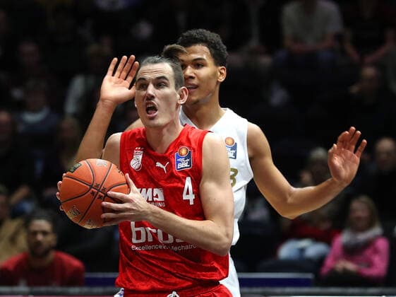 Löwen Braunschweig vs Bamberg, BBL Braunschweig, 23 10 2021, BASKETBALL easyCredit BBL Basketball Bundesliga, Löwen Braunschweig vs Brose Bamberg, season 2021 22 Omar Prewitt Brose Bamberg , Nicholas Tischler Löwen Braunschweig Braunschweig.
