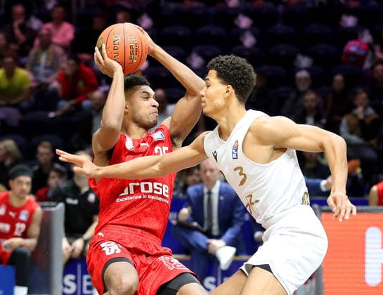 Löwen Braunschweig vs Bamberg, BBL Braunschweig, 23 10 2021, BASKETBALL easyCredit BBL Basketball Bundesliga, Löwen Braunschweig vs Brose Bamberg, season 2021 22 Kenneth Ogbe Brose Bamberg , Nicholas Tischler Löwen Braunschweig Braunschweig.