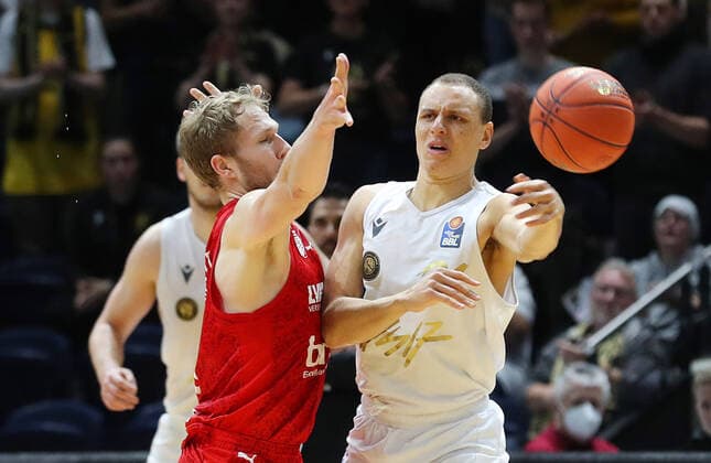 Löwen Braunschweig vs Bamberg, BBL Braunschweig, 23 10 2021, BASKETBALL easyCredit BBL Basketball Bundesliga, Löwen Braunschweig vs Brose Bamberg, season 2021 22 Christian Sengfelder Brose Bamberg , Robin Amaize Löwen Braunschweig Braunschweig.