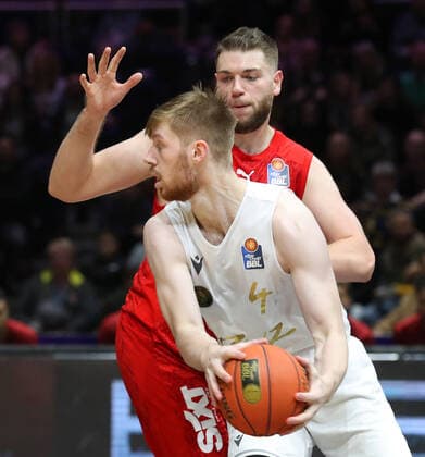 Löwen Braunschweig vs Bamberg, BBL Braunschweig, 23 10 2021, BASKETBALL easyCredit BBL Basketball Bundesliga, Löwen Braunschweig vs Brose Bamberg, season 2021 22 Luc van Slooten Löwen Braunschweig , Martinas Geben Brose Bamberg Braunschweig