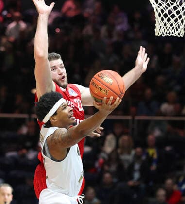 Löwen Braunschweig vs Bamberg, BBL Braunschweig, 23 10 2021, BASKETBALL easyCredit BBL Basketball Bundesliga, Löwen Braunschweig vs Brose Bamberg, season 2021 22 Tookie Brown Löwen Braunschweig , Martinas Geben Brose Bamberg Braunschweig