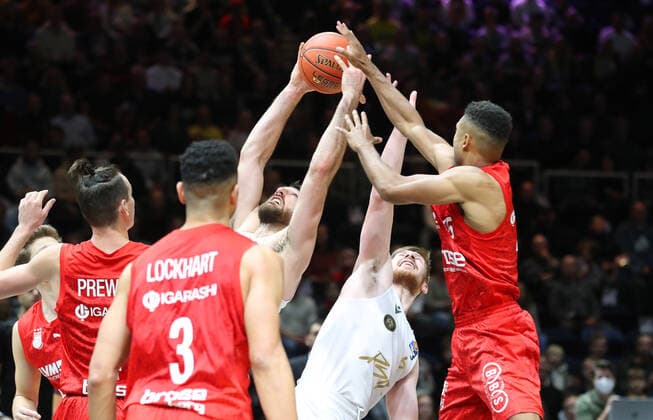 Löwen Braunschweig vs Bamberg, BBL Braunschweig, 23 10 2021, BASKETBALL easyCredit BBL Basketball Bundesliga, Löwen Braunschweig vs Brose Bamberg, season 2021 22 Owen Klassen Löwen Braunschweig , Luc van Slooten Löwen Braunschweig , Dominic Lockhart Brose Bamberg Braunschweig