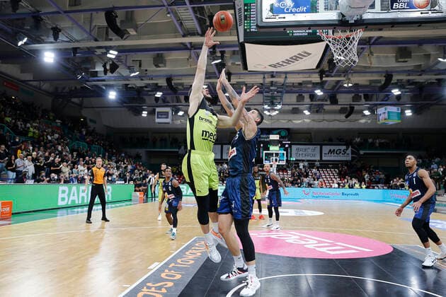 5 Matchday of the easyCredit BBL Basketball Bundesliga at Oberfrankenhalle in Bayreuth Season 2021 2022 Medi Bayreuth vs HAKRO Merlins Crailsheim Martynas Sajus Medi Bayreuth 19 left Bogdan Radosavljevic HAKRO Merlins Crailsheim 15 right