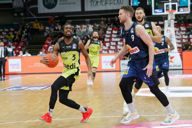 5 Matchday of the easyCredit BBL Basketball Bundesliga at Oberfrankenhalle in Bayreuth Season 2021 2022 Medi Bayreuth vs HAKRO Merlins Crailsheim Marcus Thornton Medi Bayreuth 3 left Fabian Bleck HAKRO Merlins Crailsheim 9 right