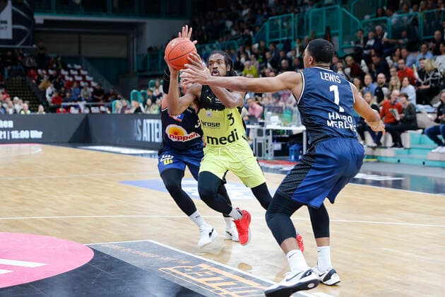 5 Matchday of the easyCredit BBL Basketball Bundesliga in the Oberfrankenhalle in Bayreuth Season 2021 2022 Medi Bayreuth vs HAKRO Merlins Crailsheim Marcus Thornton Medi Bayreuth 3 middle Maurice Stuckey HAKRO Merlins Crailsheim 3 left Jaren Lewis HAKRO Merlins Crailsheim 1 right