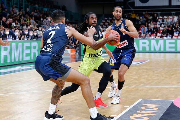 5 Matchday of the easyCredit BBL Basketball Bundesliga in the Oberfrankenhalle in Bayreuth Season 2021 2022 Medi Bayreuth vs HAKRO Merlins Crailsheim Marcus Thornton Medi Bayreuth 3 middle Jared Savage HAKRO Merlins Crailsheim 2 left Elias Lasisi HAKRO Merlins Crailsheim 6 right