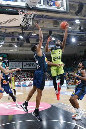 5 Matchday of the easyCredit BBL Basketball Bundesliga at Oberfrankenhalle in Bayreuth Season 2021 2022 Medi Bayreuth vs HAKRO Merlins Crailsheim Marcus Thornton Medi Bayreuth 3 right Richmond Aririguzoh HAKRO Merlins Crailsheim 34 left