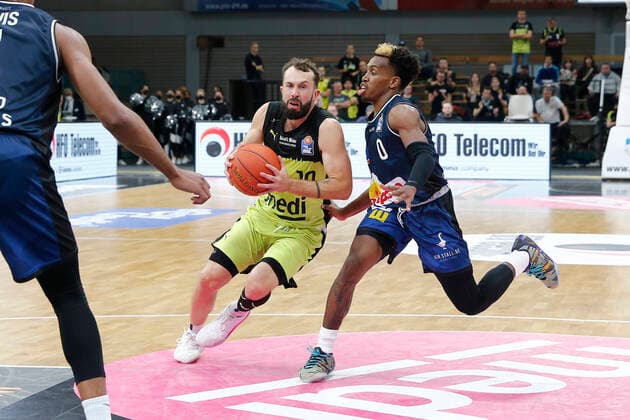 5 Matchday of the easyCredit BBL Basketball Bundesliga at Oberfrankenhalle in Bayreuth Season 2021 2022 Medi Bayreuth vs HAKRO Merlins Crailsheim Bastian Doreth Medi Bayreuth 10 left T J Shorts HAKRO Merlins Crailsheim 0 right