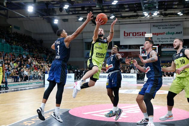 5 Matchday of the easyCredit BBL Basketball Bundesliga in the Oberfrankenhalle in Bayreuth Season 2021 2022 Medi Bayreuth vs HAKRO Merlins Crailsheim Bastian Doreth Medi Bayreuth 10 2 v left Jaren Lewis HAKRO Merlins Crailsheim 1 left T J Shorts HAKRO Merlins Crailsheim 0 middle Bogdan Radosavljevic HAKRO Merlins Crailsheim 15 right