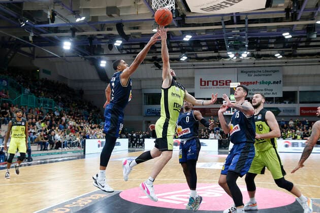 5 Matchday of the easyCredit BBL Basketball Bundesliga in the Oberfrankenhalle in Bayreuth Season 2021 2022 Medi Bayreuth vs HAKRO Merlins Crailsheim Bastian Doreth Medi Bayreuth 10 2 v left Jaren Lewis HAKRO Merlins Crailsheim 1 left T J Shorts HAKRO Merlins Crailsheim 0 middle Bogdan Radosavljevic HAKRO Merlins Crailsheim 15 right