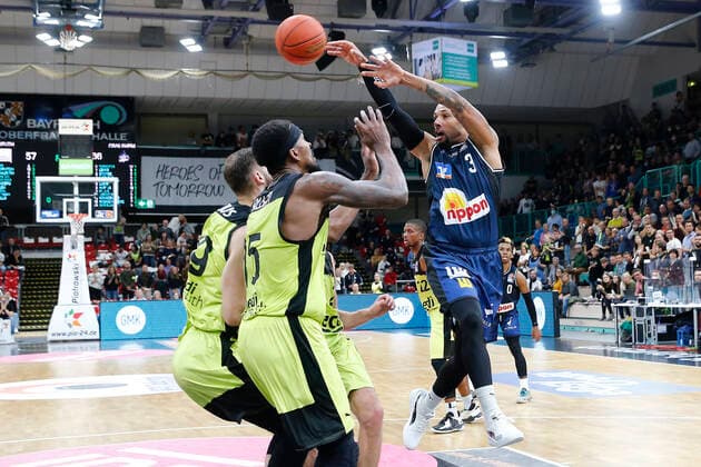5 Matchday of the easyCredit BBL Basketball Bundesliga at Oberfrankenhalle in Bayreuth Season 2021 2022 Medi Bayreuth vs HAKRO Merlins Crailsheim Terry Allen Medi Bayreuth 15 left Maurice Stuckey HAKRO Merlins Crailsheim 3 right