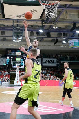 5 Matchday of the easyCredit BBL Basketball Bundesliga at Oberfrankenhalle in Bayreuth Season 2021 2022 Medi Bayreuth vs HAKRO Merlins Crailsheim Janari Jöesaar Medi Bayreuth 21 right Fabian Bleck HAKRO Merlins Crailsheim 9 left