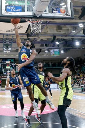 5 Matchday of the easyCredit BBL Basketball Bundesliga at Oberfrankenhalle in Bayreuth Season 2021 2022 Medi Bayreuth vs HAKRO Merlins Crailsheim Marcus Thornton Medi Bayreuth 3 right Terrell Harris HAKRO Merlins Crailsheim 8 left