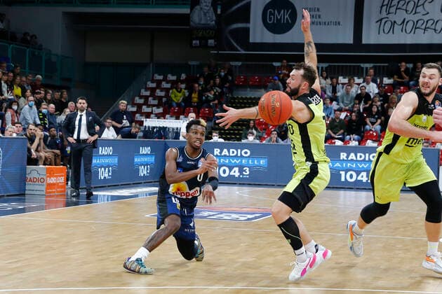 5 Matchday of the easyCredit BBL Basketball Bundesliga at Oberfrankenhalle in Bayreuth Season 2021 2022 Medi Bayreuth vs HAKRO Merlins Crailsheim Bastian Doreth Medi Bayreuth 10 right T J Shorts HAKRO Merlins Crailsheim 0 left