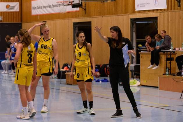 Munich, Germany, Oct 23rd 2021: Megan Woods (head coach of Jahn Muenchen) talking to her players during the 2.DBBL match between Jahn Muenchen and SG Weiterstadt, Germany. Sven Beyrich SPP Jahn Muenchen v SG Weiterstadt - 2.DBBL - Munich 