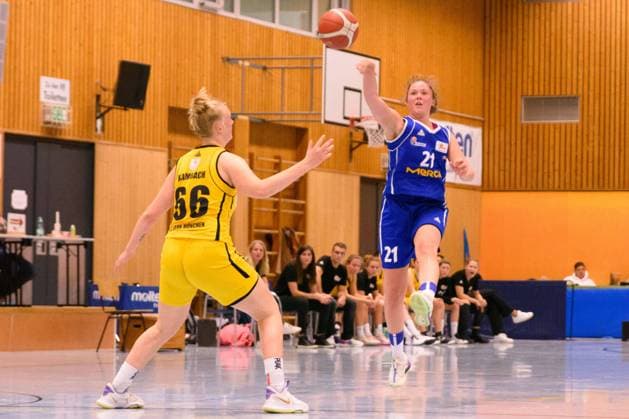Munich, Germany, Oct 23rd 2021: Melissa Kolb (21 SG Weiterstadt) passing the ball during the 2.DBBL match between Jahn Muenchen and SG Weiterstadt, Germany. Sven Beyrich SPP Jahn Muenchen v SG Weiterstadt - 2.DBBL - Munich 