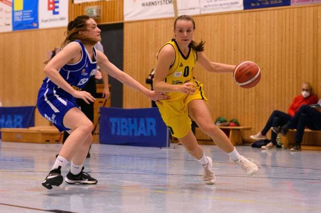 Munich, Germany, Oct 23rd 2021: Estelle Mueller (0 Jahn Muenchen) trying to pass Iman Peljto (19 SG Weiterstadt) during the 2.DBBL match between Jahn Muenchen and SG Weiterstadt, Germany. Sven Beyrich SPP Jahn Muenchen v SG Weiterstadt - 2.DBBL - Munich 