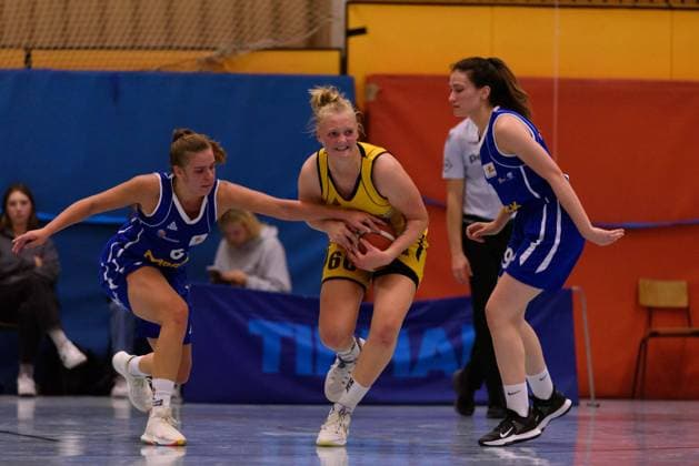 Munich, Germany, Oct 23rd 2021: Saskia Giesselbach (6 SG Weiterstadt) trying to steal the ball from Leonie Kambach (66 Jahn Muenchen) during the 2.DBBL match between Jahn Muenchen and SG Weiterstadt, Germany. Sven Beyrich SPP Jahn Muenchen v SG Weiterstadt - 2.DBBL - Munich 