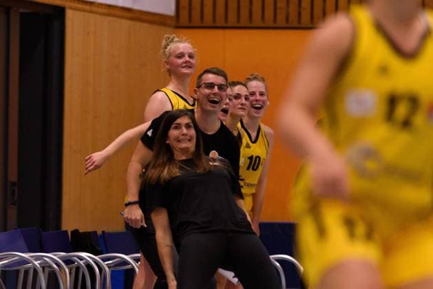 Munich, Germany, Oct 23rd 2021: Megan Woods (head coach of Jahn Muenchen) and the bench just sconds before the final buzzer during the 2.DBBL match between Jahn Muenchen and SG Weiterstadt, Germany. Sven Beyrich SPP Jahn Muenchen v SG Weiterstadt - 2.DBBL - Munich 