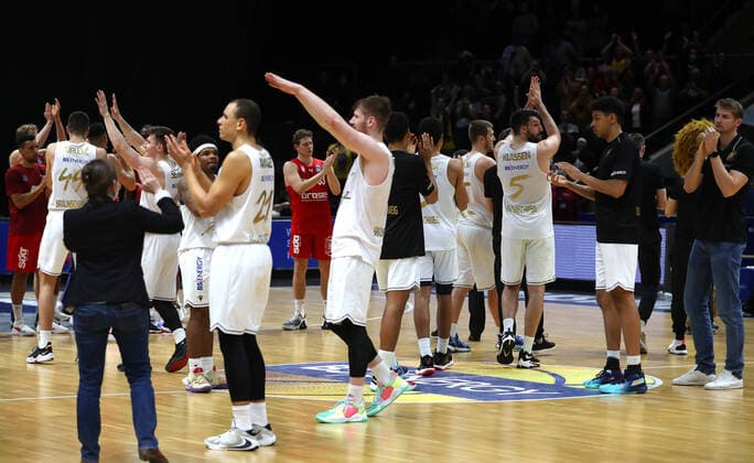 Löwen Braunschweig vs Bamberg, BBL Braunschweig, 23 10 2021, BASKETBALL easyCredit BBL Basketball Bundesliga, Löwen Braunschweig vs Brose Bamberg, season 2021 22 final cheer Braunschweig.