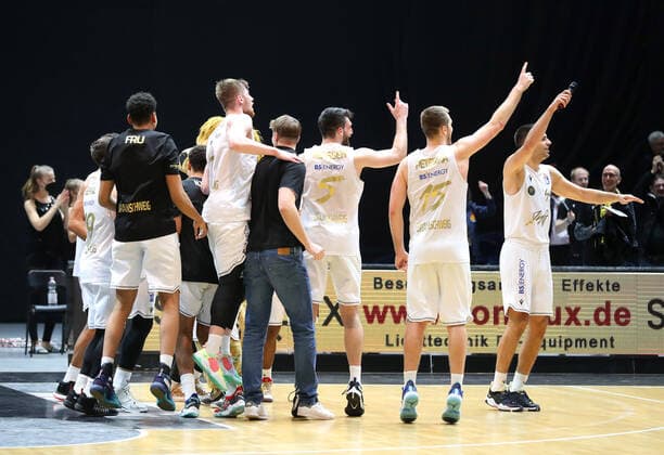 Löwen Braunschweig vs Bamberg, BBL Braunschweig, 23 10 2021, BASKETBALL easyCredit BBL Basketball Bundesliga, Löwen Braunschweig vs Brose Bamberg, season 2021 22 final cheer Braunschweig.