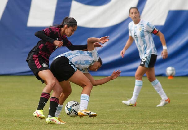 Alison Gonzalez (L) of Mexico disputes the ball with Diana Falfan (R) of Argentina during a women s friendly match at the Tepa Gomez stadium, in Tepatitlan, Jalisco, Mexico, 23 October 2021. Mexico - Argentina !ACHTUNG: NUR REDAKTIONELLE NUTZUNG!  Copyright: xFranciscoxGuascox AME1539 20211023-d80093e419139cdfeecd40b7233eefe306f686b1