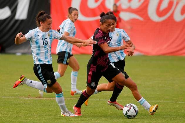 Stephany Mayor (C) of Mexico disputes the ball with Florencia Bonsegundo (L) and Diana Falfán (R) of Argentina during a women s friendly match at the Tepa Gomez stadium, in Tepatitlan, Jalisco, Mexico, 23 October 2021. Mexico - Argentina !ACHTUNG: NUR REDAKTIONELLE NUTZUNG!  Copyright: xFranciscoxGuascox AME1542 20211023-84fff0e3ebfc73f174c7a6a5b7bb62b0be0193a9