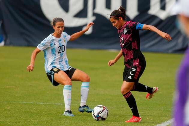Kenti Robles (R) of Mexico disputes the ball with Marianela Szymanowsky (L) of Argentina, during a women s friendly match at the Tepa Gomez stadium, in Tepatitlan, Jalisco, Mexico, 23 October 2021. Mexico - Argentina !ACHTUNG: NUR REDAKTIONELLE NUTZUNG!  Copyright: xFranciscoxGuascox AME1544 20211023-b4208a8c406e650587a83aaa419e42fa8d8a75d3